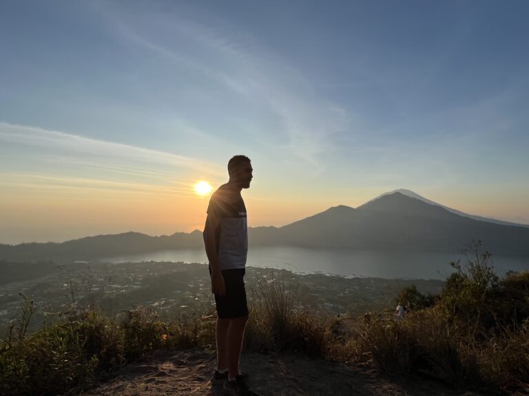 climbing Mount Batur Sunrise Hike and eenjoying the sunset